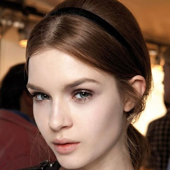 15colgadasdeunapercha_fw1314_hairstyles_ribbon_headband_5