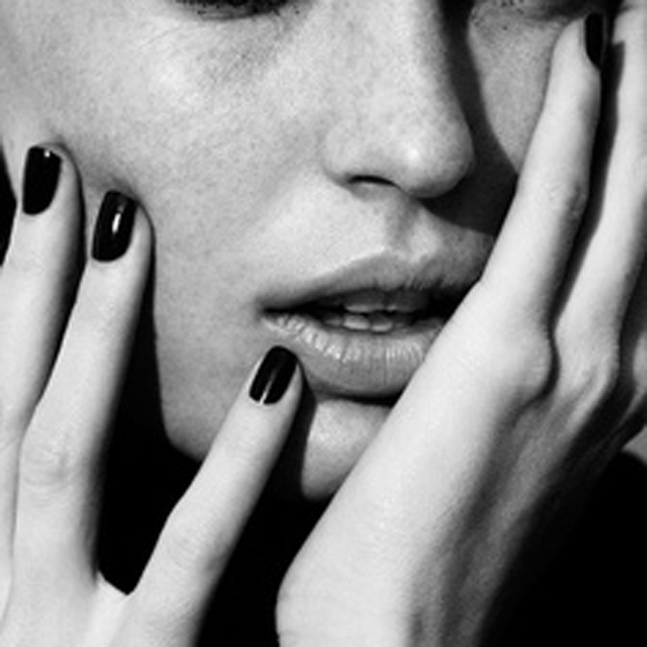 15colgadasdeunapercha_make-up_fw1314_grey_black_green_gold_nude_aubergine_manicure_5