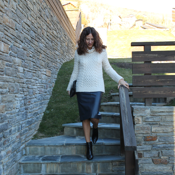 15colgadasdeunapercha_fw1314_pencilskirt_pearls_envelopeclutch_gg2