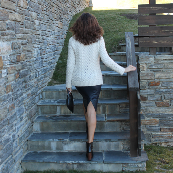 15colgadasdeunapercha_fw1314_pencilskirt_pearls_envelopeclutch_gg3