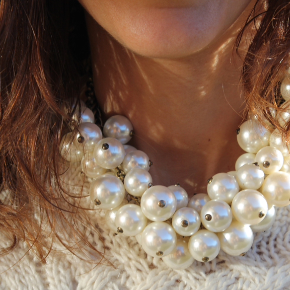 15colgadasdeunapercha_fw1314_pencilskirt_pearls_envelopeclutch_gg4