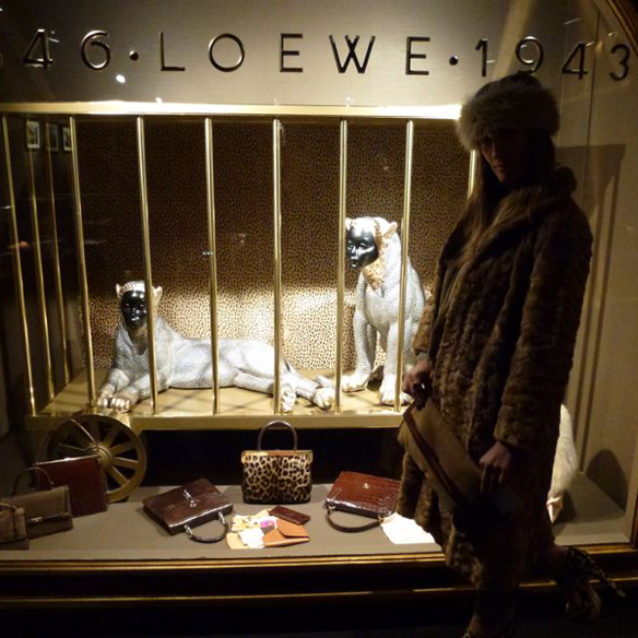 15colgadasdeunapercha_theshoppingnightbarcelona_loewe_10