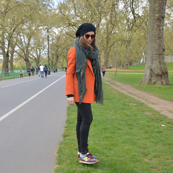 15colgadasdeunapercha_hat_sombrero_new_balance_sporty_bambas_orange_coat_carla_palau_1