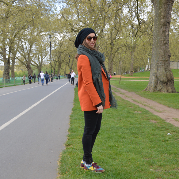 15colgadasdeunapercha_hat_sombrero_new_balance_sporty_bambas_orange_coat_carla_palau_10