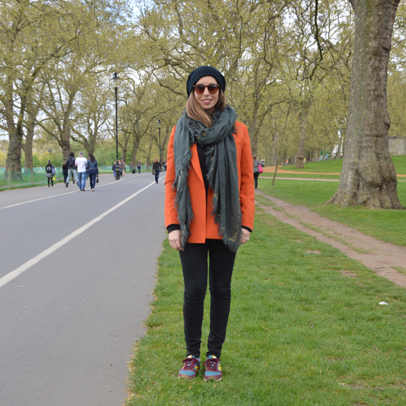 15colgadasdeunapercha_hat_sombrero_new_balance_sporty_bambas_orange_coat_carla_palau_2