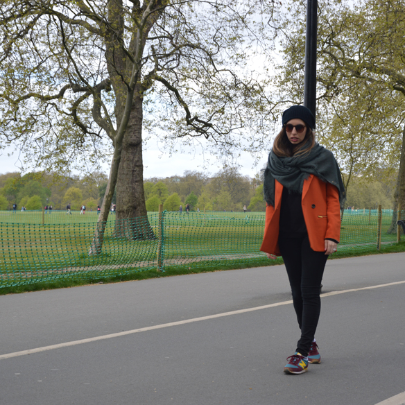 15colgadasdeunapercha_hat_sombrero_new_balance_sporty_bambas_orange_coat_carla_palau_3