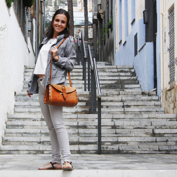 15colgadasdeunapercha_pantalon_claro_blanco_ocre_top_líneas_geométricas_cut_out_marta_sabadell_10