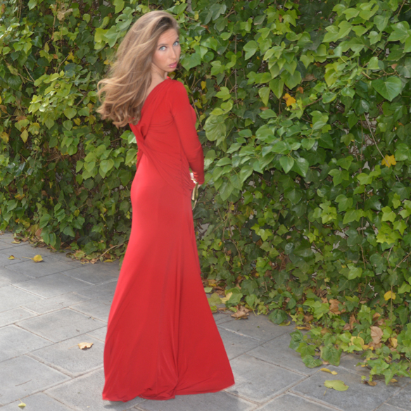 15colgadasdeunapercha_bodas_weddings_vestido_rojo_red_dress_clutch_dorado_golden_clutch_carla_palau_8