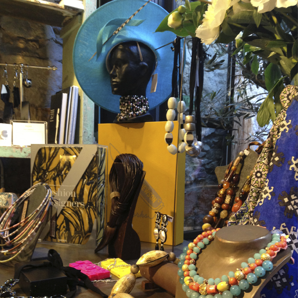 15colgadasdeunapercha_carmina_rotger_passage_complementos_accessories_collares_pulseras_carcasas_movil_bolsos_clutchs_sombreros_3