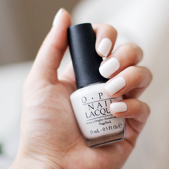 15colgadasdeunapercha_closet_musts_white_nails_uñas_blancas_white_nailpolish_esmalte_de_uñas_blanco_pintauñas_blanco_OPI_CHANEL_2