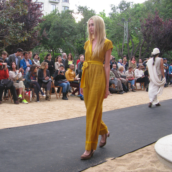 15colgadasdeunapercha_fashion_revolution_day_barcelona_moda_sostenible_ecologica_pasarela_desfile_sustainable_fashion_carmela_rodriguez_6