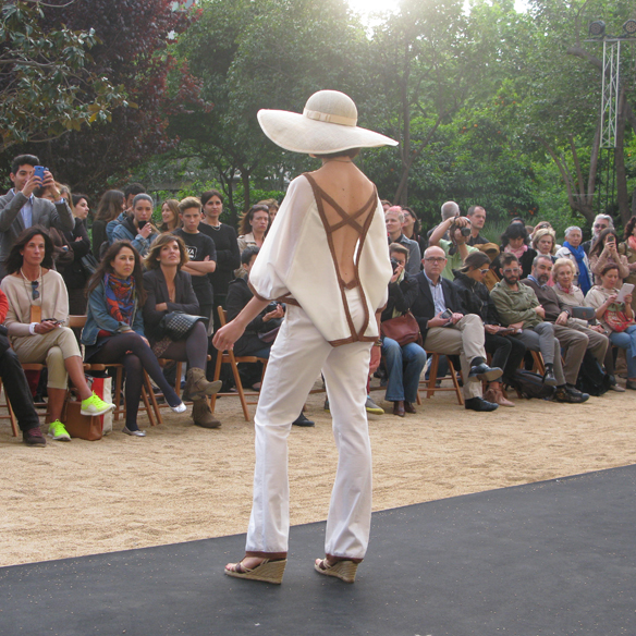 15colgadasdeunapercha_fashion_revolution_day_barcelona_moda_sostenible_ecologica_pasarela_desfile_sustainable_fashion_miu_sutin_eva_y_noelia_10