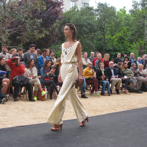 15colgadasdeunapercha_fashion_revolution_day_barcelona_moda_sostenible_ecologica_pasarela_desfile_sustainable_fashion_water_puppet_15