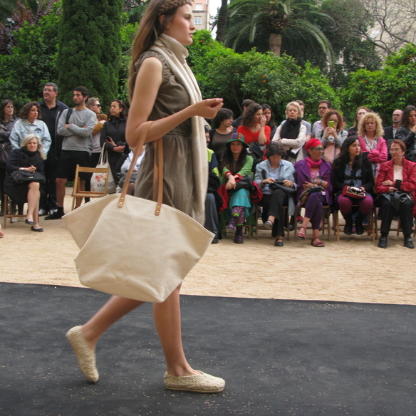 15colgadasdeunapercha_fashion_revolution_day_barcelona_moda_sostenible_ecologica_pasarela_desfile_sustainable_fashion_water_puppet_sonja_kapple_16