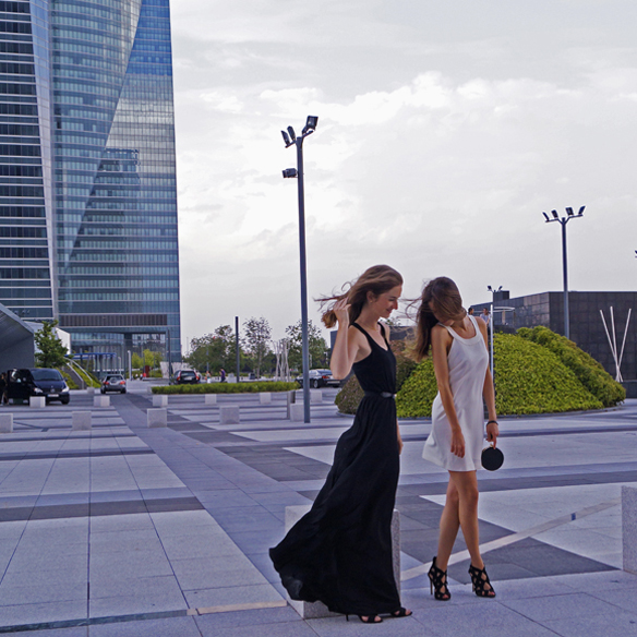 15colgadasdeunapercha_blanco_y_negro_black_and_white_vestidos_dresses_sin_complementos_no_accessories_ale_corsini_laura_pol_4