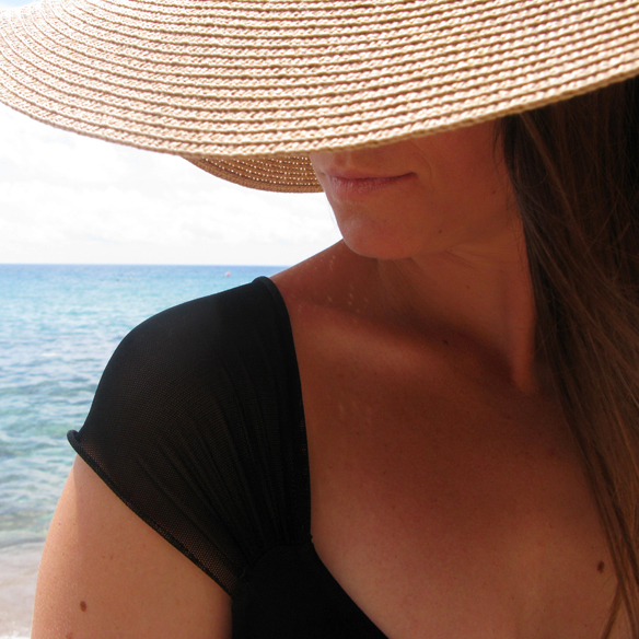 15colgadasdeunapercha_bañador_swimsuit_jaa_by_lula_pantalones_alazzo_pants_pamela_cot_capazo_julietta_barcelona_falda_flores_floral_print_skirt_sandalias_capri_sandals_carla_kissler_9