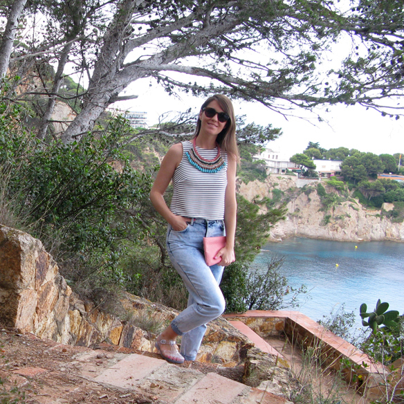 15colgadasdeunapercha_mom_jeans_crop_top_rayas_stripes_collar_babero_bib_necklace_cangrejeras_jellies_carla_kissler_1