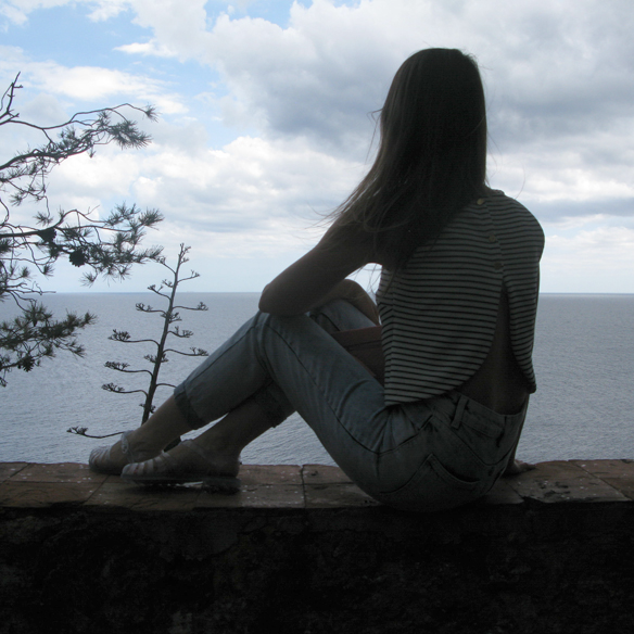 15colgadasdeunapercha_mom_jeans_crop_top_rayas_stripes_collar_babero_bib_necklace_cangrejeras_jellies_carla_kissler_10