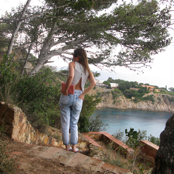 15colgadasdeunapercha_mom_jeans_crop_top_rayas_stripes_collar_babero_bib_necklace_cangrejeras_jellies_carla_kissler_2ok