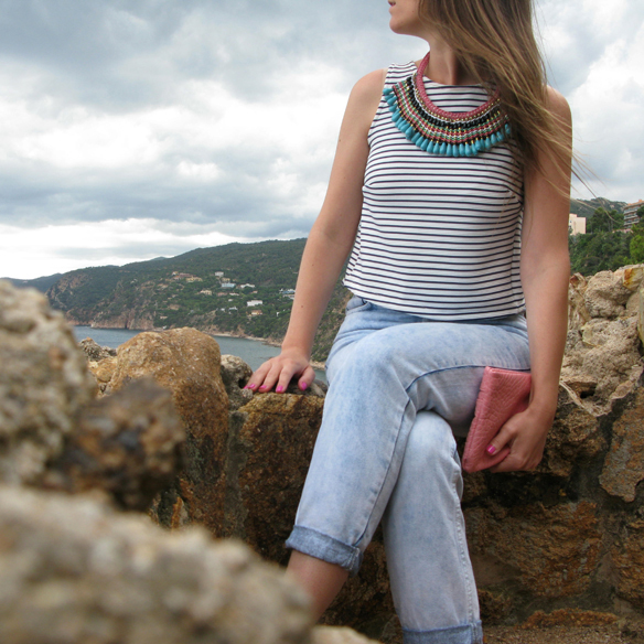15colgadasdeunapercha_mom_jeans_crop_top_rayas_stripes_collar_babero_bib_necklace_cangrejeras_jellies_carla_kissler_3