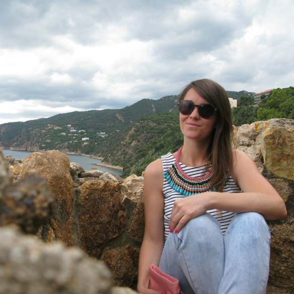 15colgadasdeunapercha_mom_jeans_crop_top_rayas_stripes_collar_babero_bib_necklace_cangrejeras_jellies_carla_kissler_6