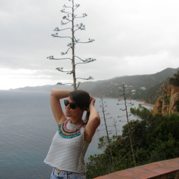 15colgadasdeunapercha_mom_jeans_crop_top_rayas_stripes_collar_babero_bib_necklace_cangrejeras_jellies_carla_kissler_7