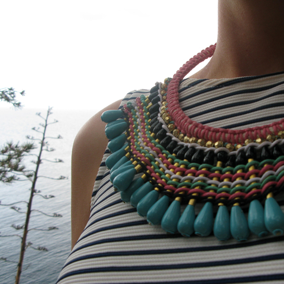 15colgadasdeunapercha_mom_jeans_crop_top_rayas_stripes_collar_babero_bib_necklace_cangrejeras_jellies_carla_kissler_8