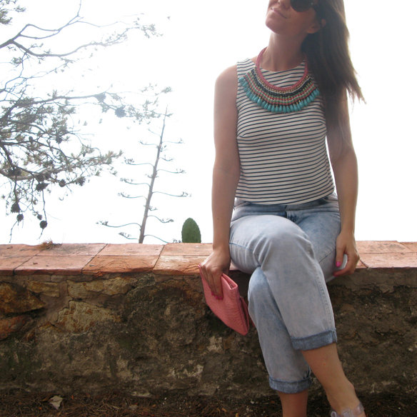 15colgadasdeunapercha_mom_jeans_crop_top_rayas_stripes_collar_babero_bib_necklace_cangrejeras_jellies_carla_kissler_9