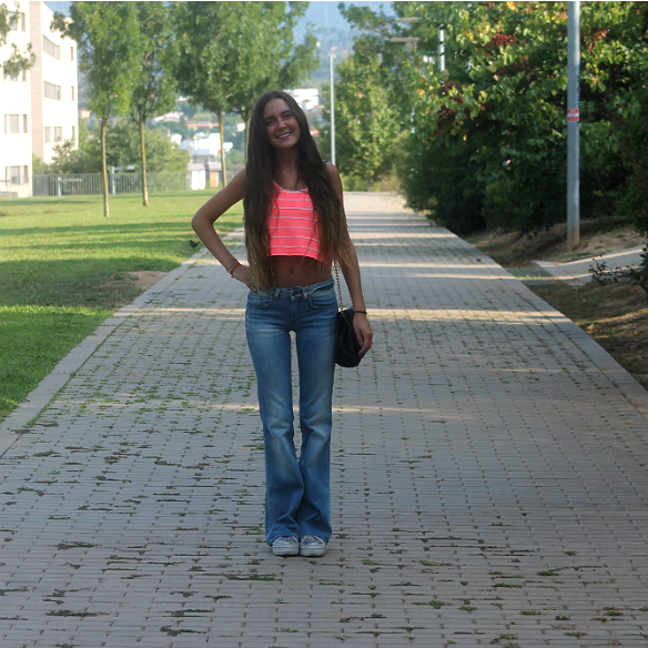 15colgadasdeunapercha_pantalones_acampanados_pata_elefante_bell_pants_crop_top_fluor_blanca_sabadell_1