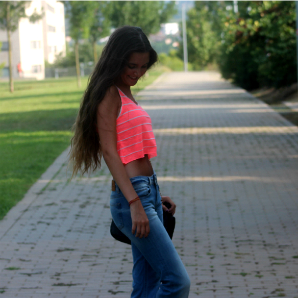 15colgadasdeunapercha_pantalones_acampanados_pata_elefante_bell_pants_crop_top_fluor_blanca_sabadell_9