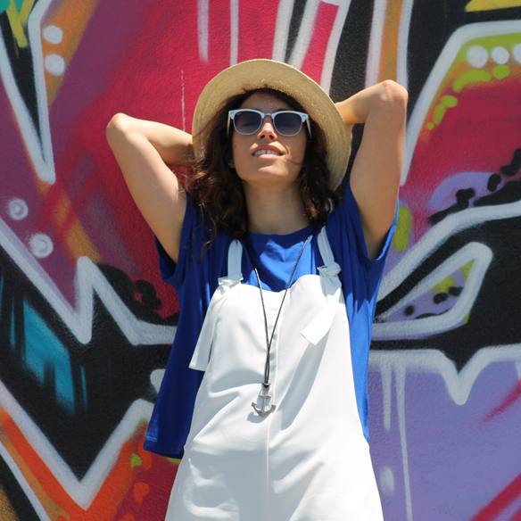 15colgadasdeunapercha_peto_blanco_azul_klein_white_dungarees_klein_blue_slip_on_hat_sombrero_white_sunglasses_gafas_de_sol_blancas_blanca_arias_2