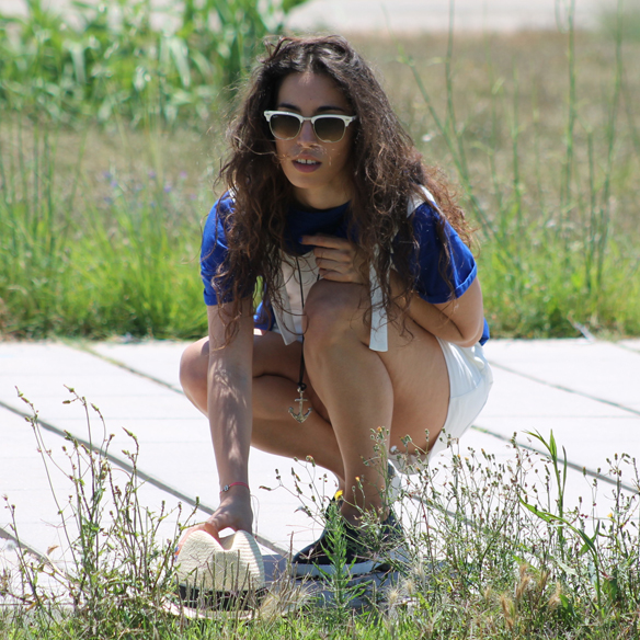 15colgadasdeunapercha_peto_blanco_azul_klein_white_dungarees_klein_blue_slip_on_hat_sombrero_white_sunglasses_gafas_de_sol_blancas_blanca_arias_3