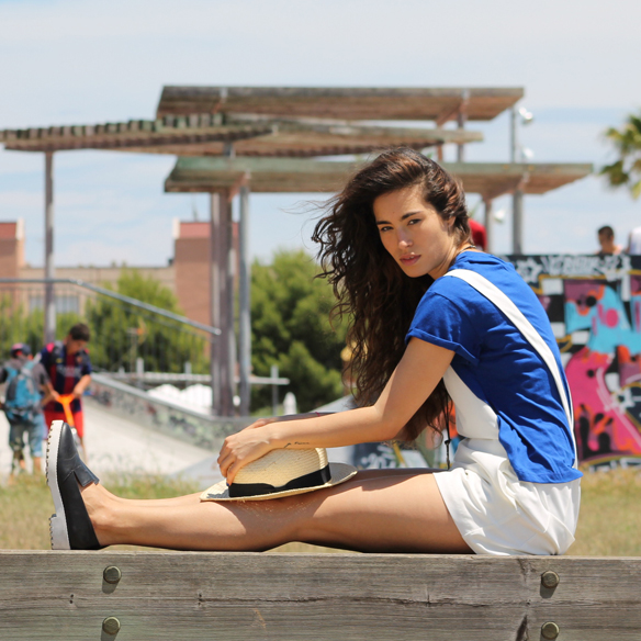 15colgadasdeunapercha_peto_blanco_azul_klein_white_dungarees_klein_blue_slip_on_hat_sombrero_white_sunglasses_gafas_de_sol_blancas_blanca_arias_4