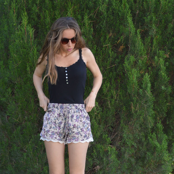 15colgadasdeunapercha_shorts_estampados_florales_floral_print_shorts_pijameros_pyjama_style_cuñas_wedges_carla_palau_2