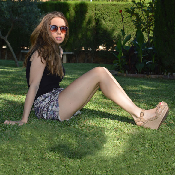 15colgadasdeunapercha_shorts_estampados_florales_floral_print_shorts_pijameros_pyjama_style_cuñas_wedges_carla_palau_5