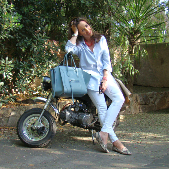 15colgadasdeunapercha_trench_mocasines_loafers_piton_azul_hielo_ice_blue_camisa_oversize_marta_r_10