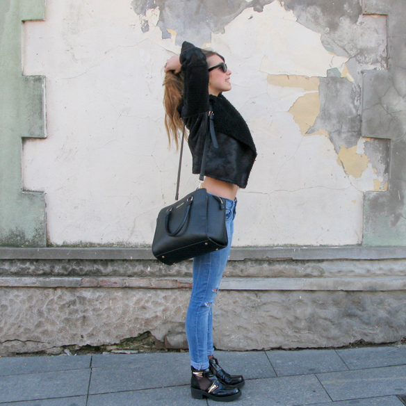 15colgadasdeunapercha_fw1314_cut-out_boots_sheep_jacket_ripped_jeans_jr1