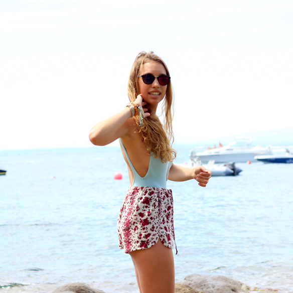 15colgadasdeunapercha_verano_summer_bac3b1ador_swimsuit_cut_out_black_bikini_negro_floral_print_shorts_estampado_flores_ugly_shoes_tejanos_tiro_talle_alto_high-waisted_shorts_jeans_julia_r5