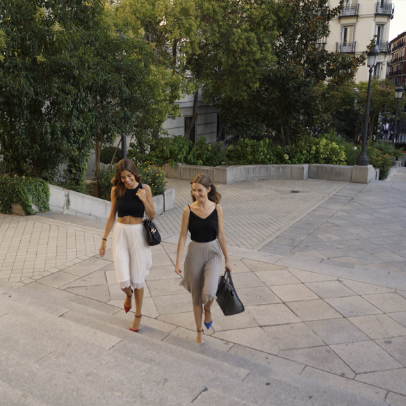 15colgadasdeunapercha_midi_skirt_falda_midi_crop_top_blusa_shirt_heels_tacon_ale_corsini_laura_pol_10