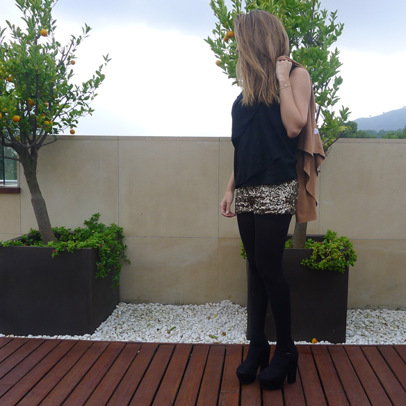 15colgadasdeunapercha_must-haves_fw_14_15_oi_14_15_paillettes_lentejuelas_sequins_medias_tupidas_negras_sandalias_con_medias_carla_palau_2