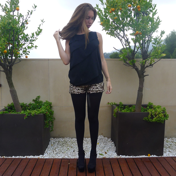 15colgadasdeunapercha_must-haves_fw_14_15_oi_14_15_paillettes_lentejuelas_sequins_medias_tupidas_negras_sandalias_con_medias_carla_palau_7