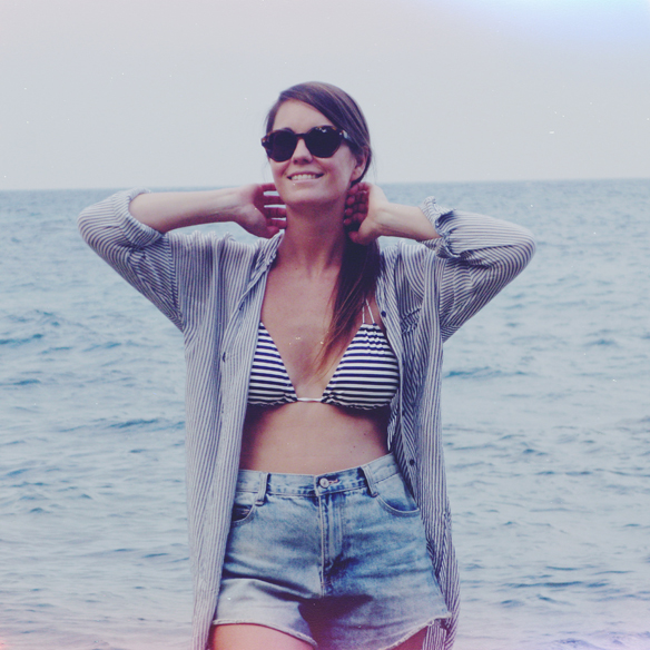 15colgadasdeunapercha_rayas_stripes_camisa_oversize_shorts_talle_alto_bikini_marinero_carla_kissler_2