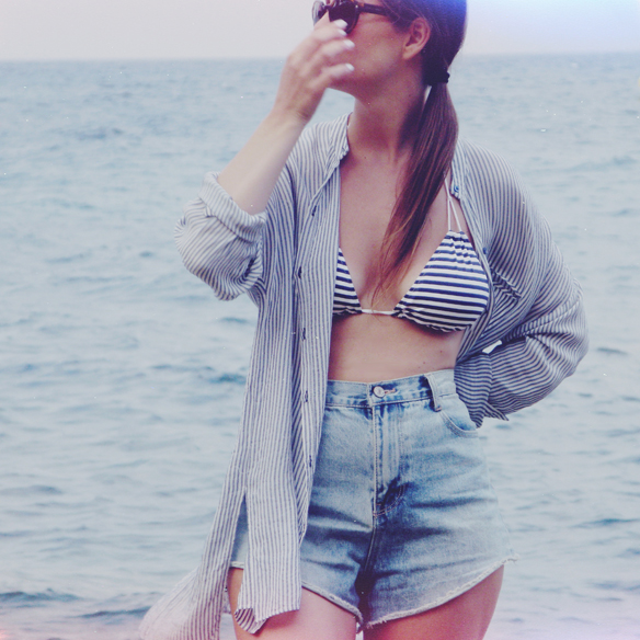 15colgadasdeunapercha_rayas_stripes_camisa_oversize_shorts_talle_alto_bikini_marinero_carla_kissler_3