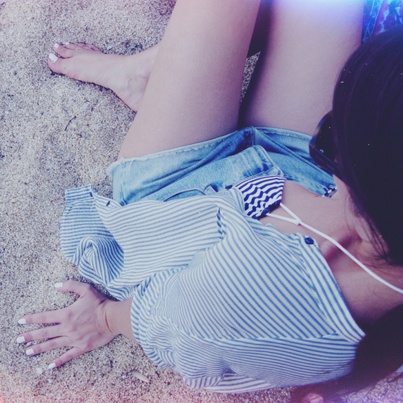 15colgadasdeunapercha_rayas_stripes_camisa_oversize_shorts_talle_alto_bikini_marinero_carla_kissler_8