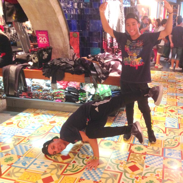 15colgadasdeunapercha_eventodesigual_bailarinestienda