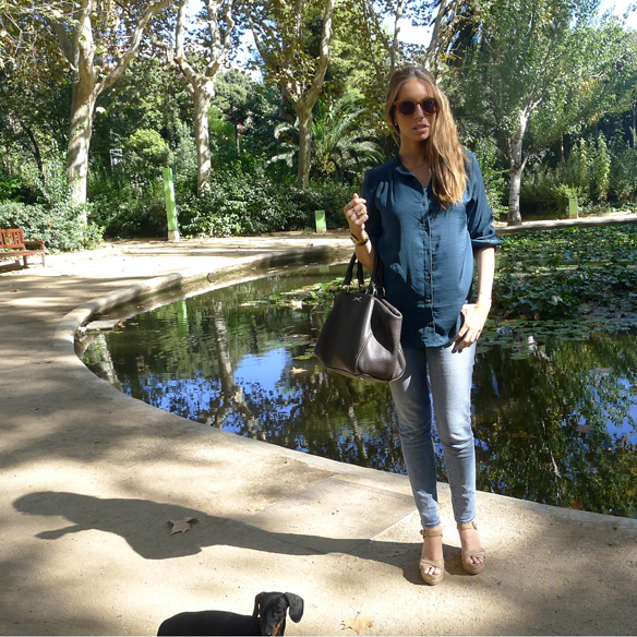 15colgadasdeunapercha_fall_otoño_skinny_jeans_blue_shirt_rings_anillos_camisa_azul_bolso_bimba_y_lola_carla_palau_1