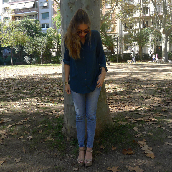 15colgadasdeunapercha_fall_otoño_skinny_jeans_blue_shirt_rings_anillos_camisa_azul_bolso_bimba_y_lola_carla_palau_10