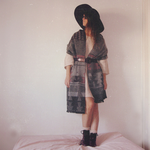 15colgadasdeunapercha_rosa_pink_burdeos_burgundy_pimkie_manta_blanket_sombrero_hat_maxi_jersey_XL_jumper_socks_calcetines_carla_kissler_10