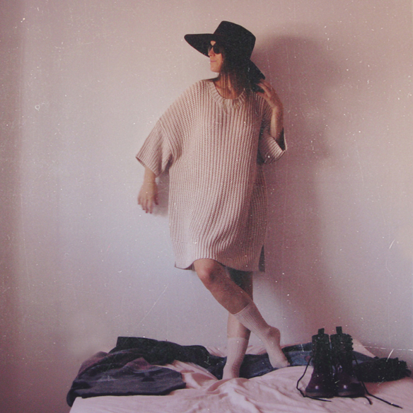 15colgadasdeunapercha_rosa_pink_burdeos_burgundy_pimkie_manta_blanket_sombrero_hat_maxi_jersey_XL_jumper_socks_calcetines_carla_kissler_3