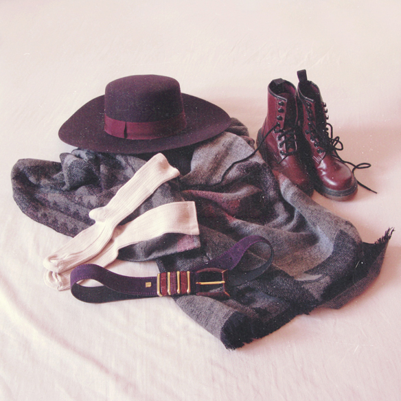 15colgadasdeunapercha_rosa_pink_burdeos_burgundy_pimkie_manta_blanket_sombrero_hat_maxi_jersey_XL_jumper_socks_calcetines_carla_kissler_4